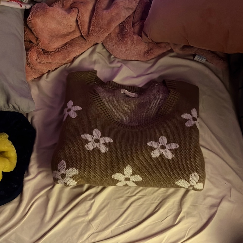 tan 🎼 sweater 🎭 w/ flowers